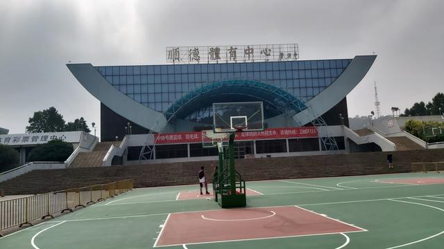 广东顺德体育中心,体育设施齐全的一个体育场馆,位于