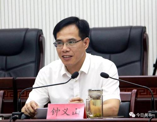 县委书记钟义山介绍我县近年来经济发展情况