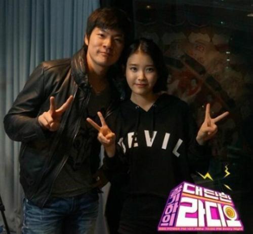 主唱张基河的约会照片被曝光,随后iu也在自己的粉丝群里发文承认恋情