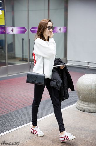 王智优雅亮相机场双腿细又直[4p]