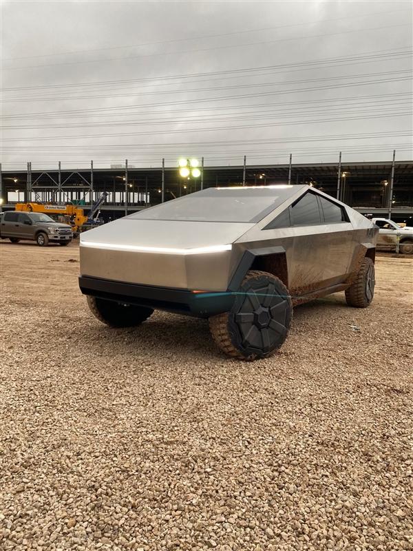 特斯拉cybertruck皮卡实车素颜出境内饰首次曝光