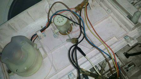 洗衣机甩干桶电机如何接线 红黄蓝 怎么接电容上 最后