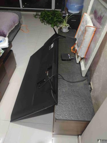 50英寸4a小米电视由于支架断裂造成电视摔坏.