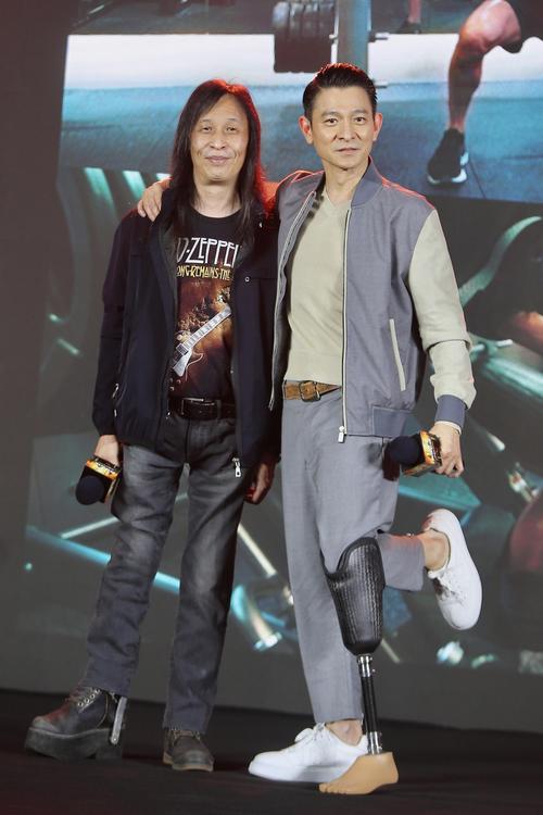 27 17:59:16 8 / 11 新浪娱乐讯 2020年11月27日,刘德华,倪妮亮相《拆