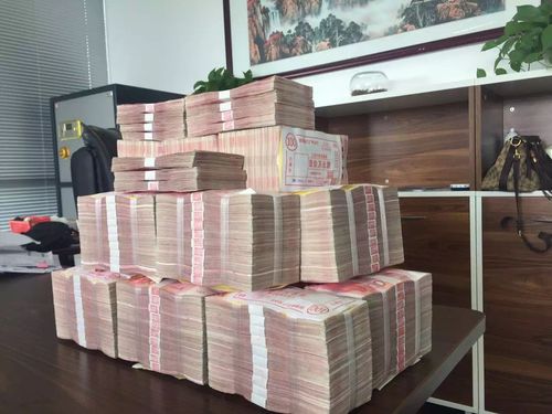 堆满办公桌的 月度现金奖励