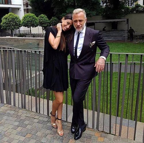 instagram坐拥400万粉丝,有着独属于意大利男人的好品味,以及花不完的