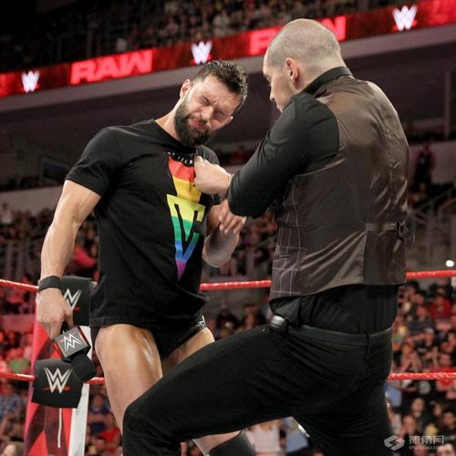 巴伦·科尔宾要求芬·巴洛尔致歉,遭一顿毒打!《wwe raw 2018.07.03》