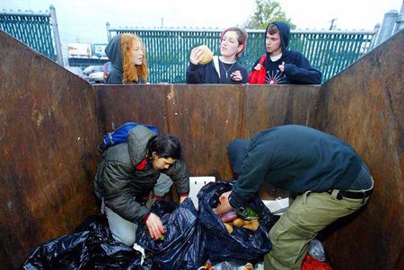 无消费主义行为艺术:食垃圾抗议浪费