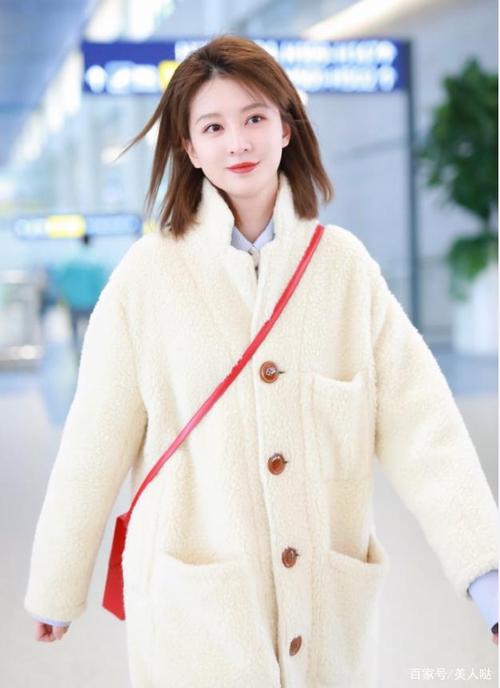 乔欣剪短发真时髦,一身毛绒大衣呆萌可爱,美到让人不敢认!