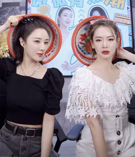 戚薇又"开始作妖"了?直播间里和薇娅穿"闺蜜装",热闹
