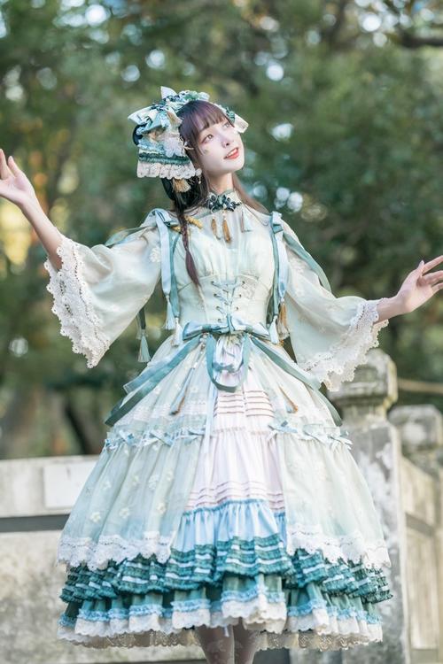 最早听到的洛丽塔,是一本小说的名字和一位12岁少女的名字.