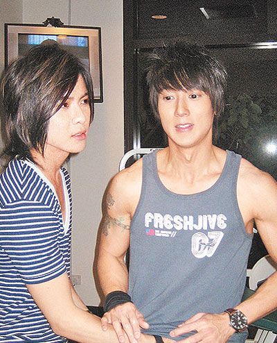 不但女性工作人员摸他肌肉兴奋大喊"好硬",连唐禹哲也偷袭他腹肌