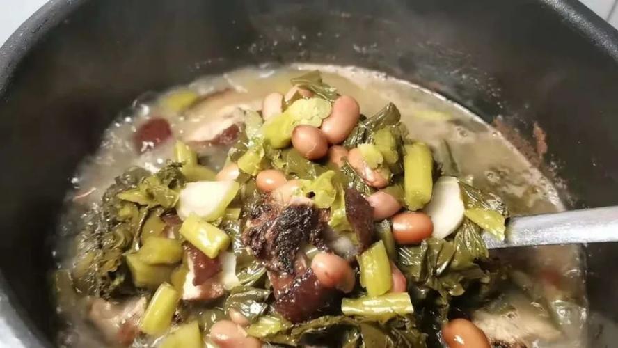 这个酸菜豆米汤不仅是白米饭,包谷饭,荞麦饭的最佳搭档,做主食吃也