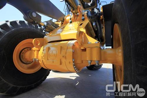 wl53的底盘采用重负荷湿式制动桥以及可靠的液压制动系统