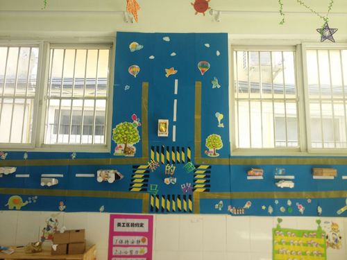 小二班:热闹的马路,让幼儿了解各种汽车的类型