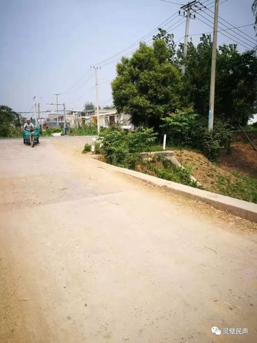 灵璧灵房公路东侧,胡王小学门前通往张渡口村的桥上护栏坏了,有安全