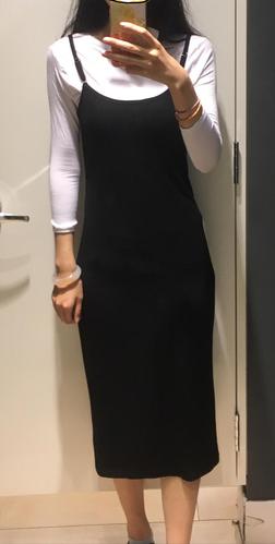 白色紧身t 黑色吊带裙