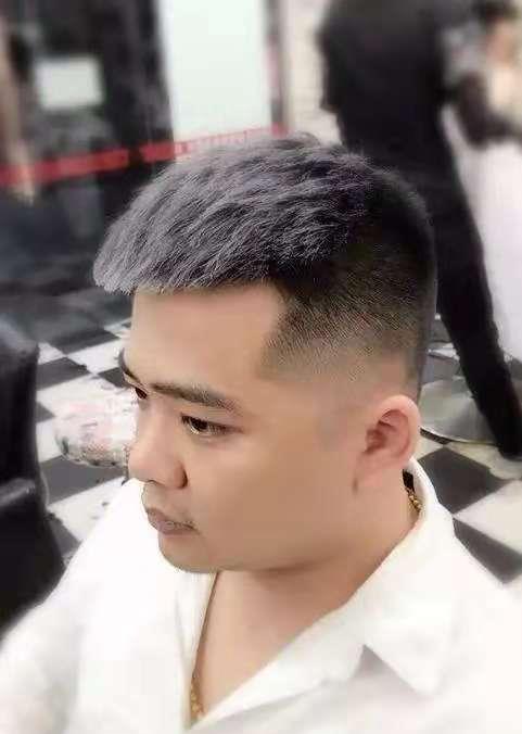 发质细软的人,也可以通过烫发来增加发型的