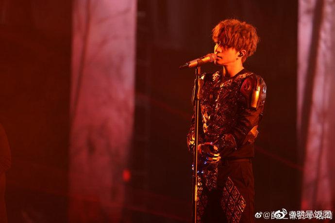 非常期待今天晚上老薛带给我们的精彩表现,@薛之谦蓝色头发又帅又飒!