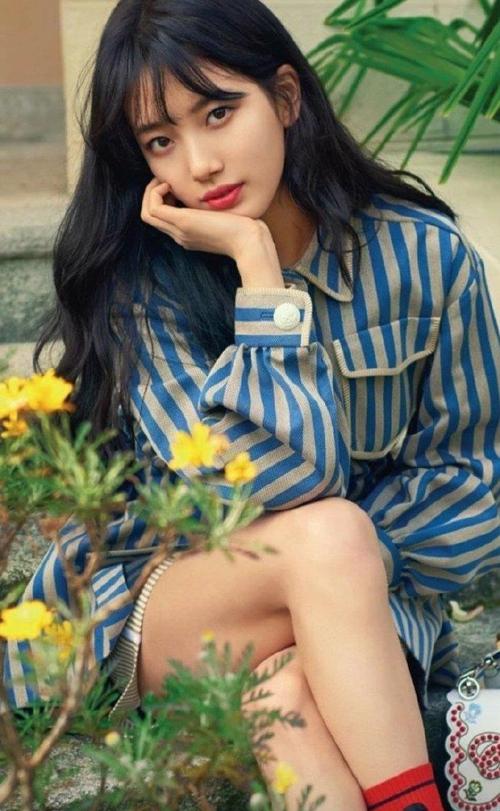 国民初恋裴秀智又变美了,黑色礼服裙白得发光,渔网设计撩人眼球