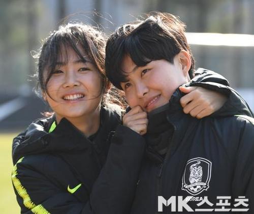 李玟娥和队友池笑然,她们是韩国女足锋线上的灵魂