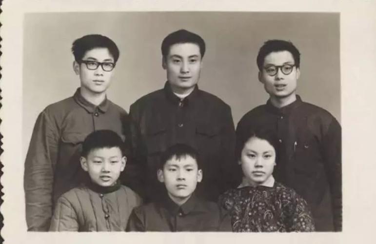 宗庆后年轻时照片  后排中间为宗庆后