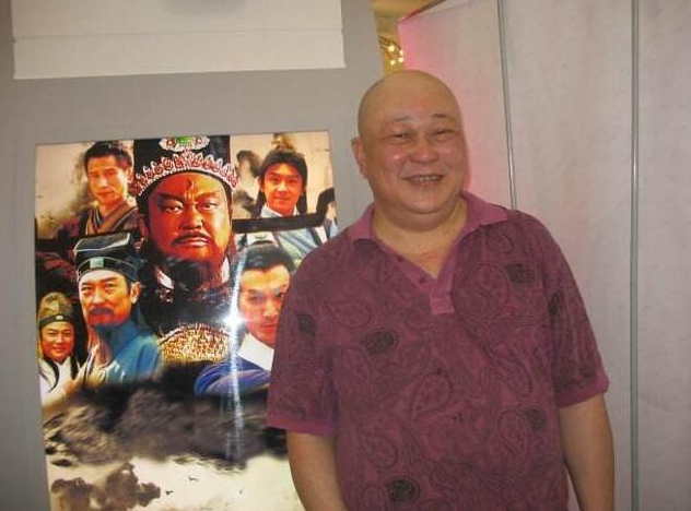 "包青天"金超群罕现身,拄拐杖身材发福,脑瘤手术后恢复的不错|金超群