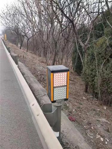团雾行车安全诱导灯