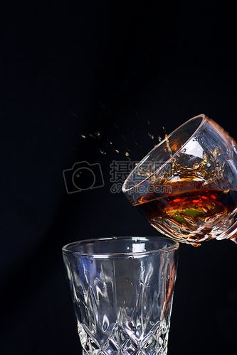 唯美图片 餐饮美食 透明玻璃酒杯jpg  分享: qq好友 微信朋友圈 qq