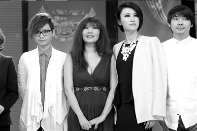 新闻台 新闻中心 上图:周笔畅,张蔷,尚雯婕(左起)在现场助阵.