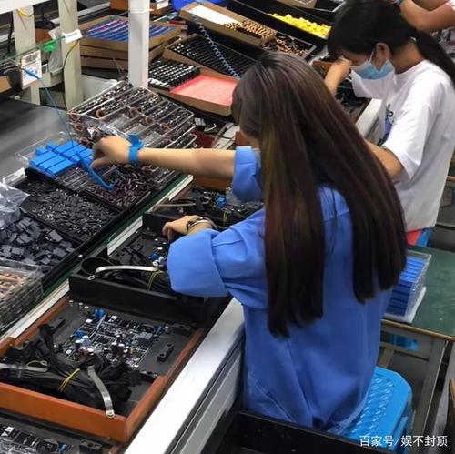 电子厂虽然有些工位很轻松,但是也有些工位是很快的,比如像这种插件
