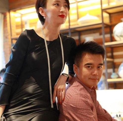 他的第一任妻子是黄建萍,在年轻时,许亚军和黄建萍真的是金童玉女