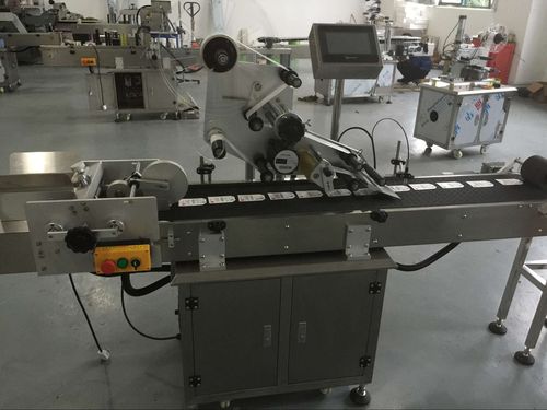 包装袋包装盒分页贴标机设备 不干胶化妆品包装盒分页贴标签机器