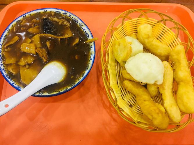 这家真是物美价廉啊 胡辣汤里一大块的牛肉 小油条和水煎包一共2块钱