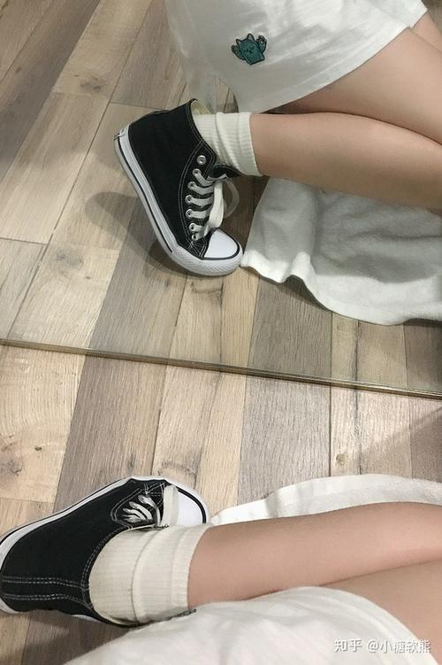 你们女生穿帆布鞋穿袜子吗?
