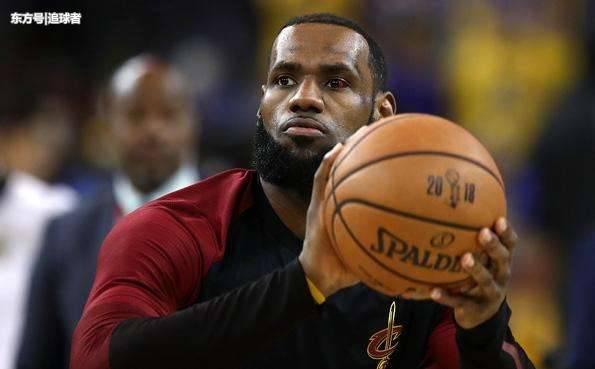 g4惊险一幕: 詹姆斯又被打到眼睛, 表情痛苦跪地不起