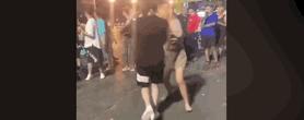 辽宁两女子酒后当街打架揪头发撕衣服狠招尽出路人围观起哄撕她衣服