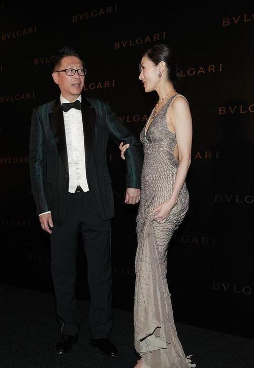 50岁李嘉欣与老公同框穿露背礼服裙s身形尽显不愧是豪门阔太