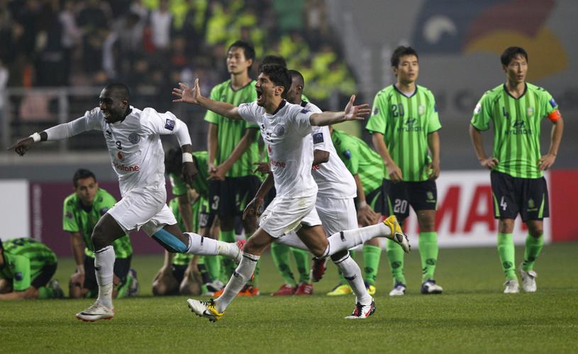 阿尔萨德队捧起冠军杯