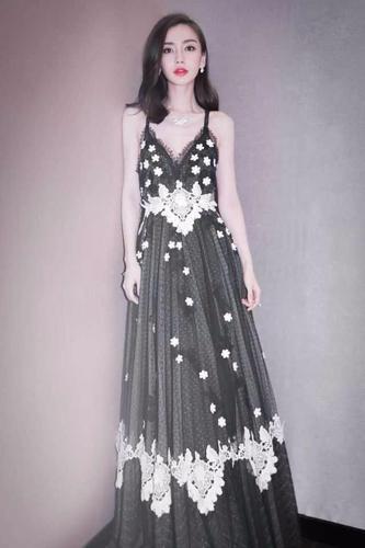 杨颖不愧是时尚女王,每套礼服裙都高级感十足,惊艳动人!