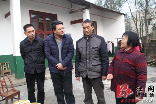 长沙望城区领导看望慰问大泽湖街道困难群众