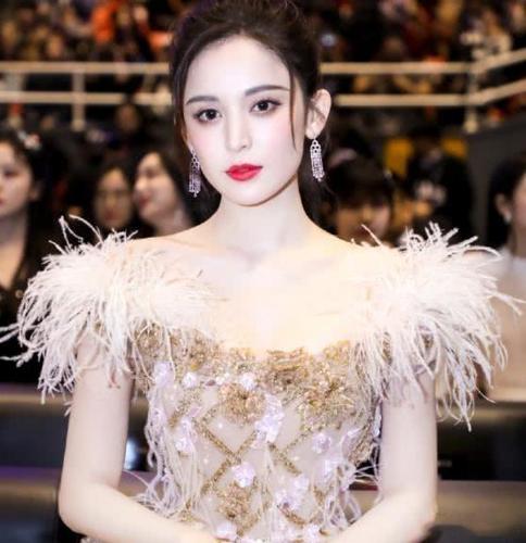 古力娜扎走红毯一脸"我最美",一人赢了韩国明星全场,太美了