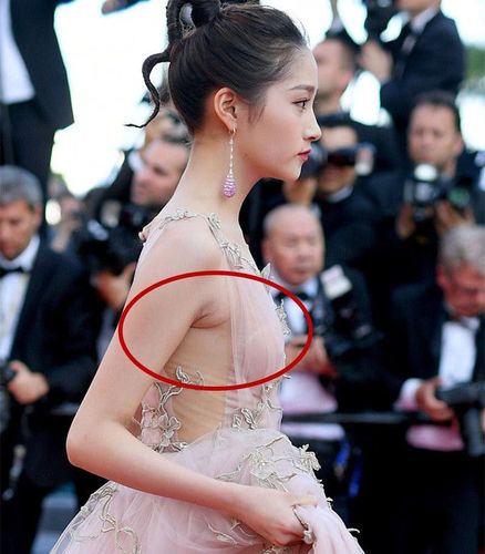 6位拥有"平板"身材的女星,关晓彤意外上榜,只有她身材比人还出名!