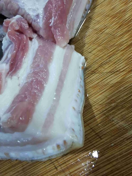 晚上超市买的猪,猪皮下面看起跟平时的不一样,是猪瘟或虫吗?能不能吃?