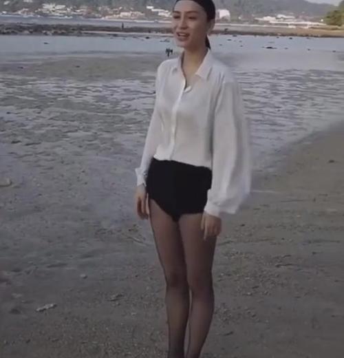 baby海边穿"黑丝袜"踢鞋,当她伸腿那一刻,下意识举动看懵网友