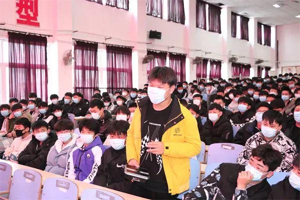 滕州市职教中心召开"预防未成年人犯罪及校园欺凌"法制报告会