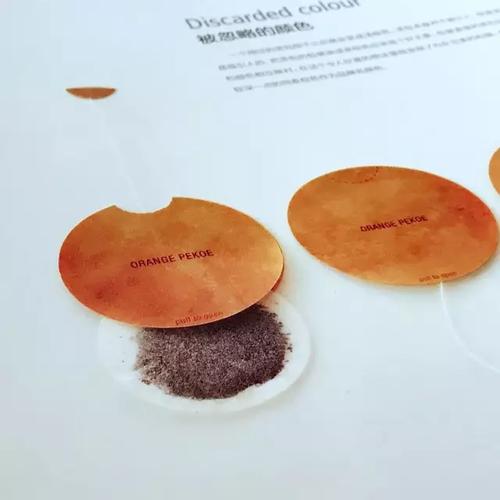 一个用过的茶包晾干之后就会变成浅棕色.