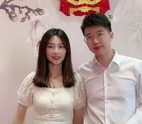 网红车模苏宁嫁给了爱情老公是个穷小子