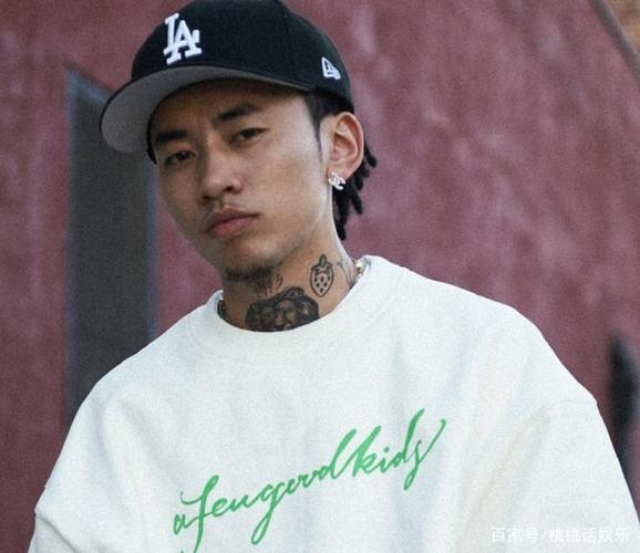 说唱歌手马思唯新恋情曝光!与网红易梦玲亲吻视频曝光