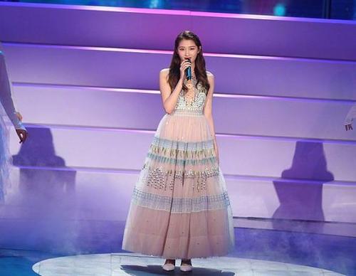 关晓彤舞台造型再次被吐槽太土,就这么不招网友待见吗